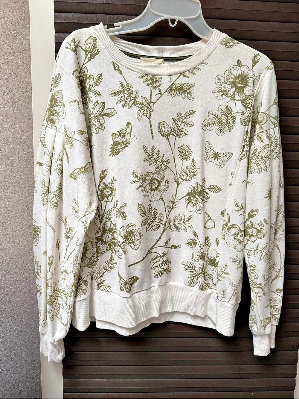 Umgee Floral Long Sleeve Sweatshirt in White & Green Size Medium